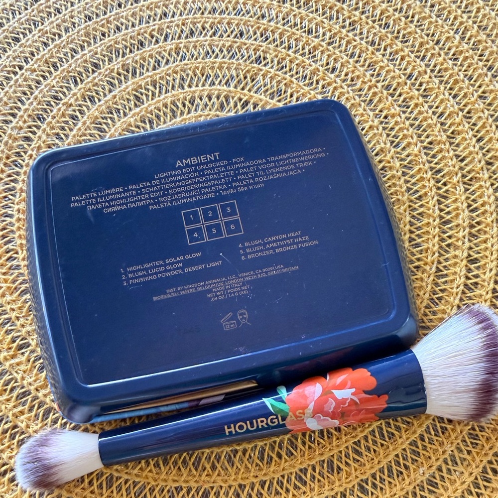Hourglass Radiant Face and Cheek Palette. Fox limited edition. - Picture 8 of 12